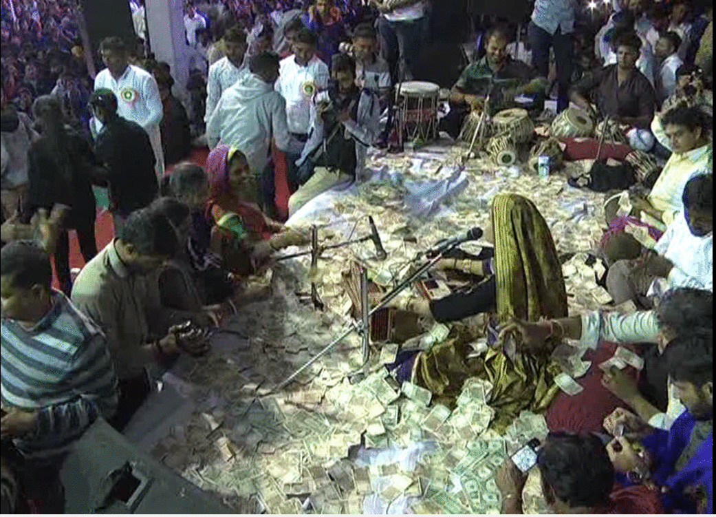 રૂપિયાની નોટોનો નહીં, આ ગુજરાતી લોકગાયકના ડાયરામાં થાય છે ડૉલરનો વરસાદ!