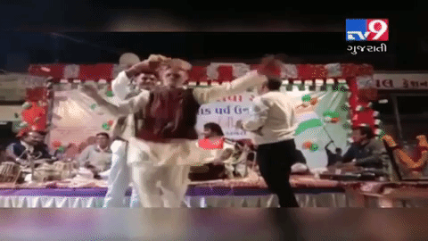 પૈસાના વરસાદના કારણે નહીં, પરંતુ એક વૃદ્ધના અનોખા ડાન્સના કારણે VIRAL થયો આ ડાયરાનો VIDEO