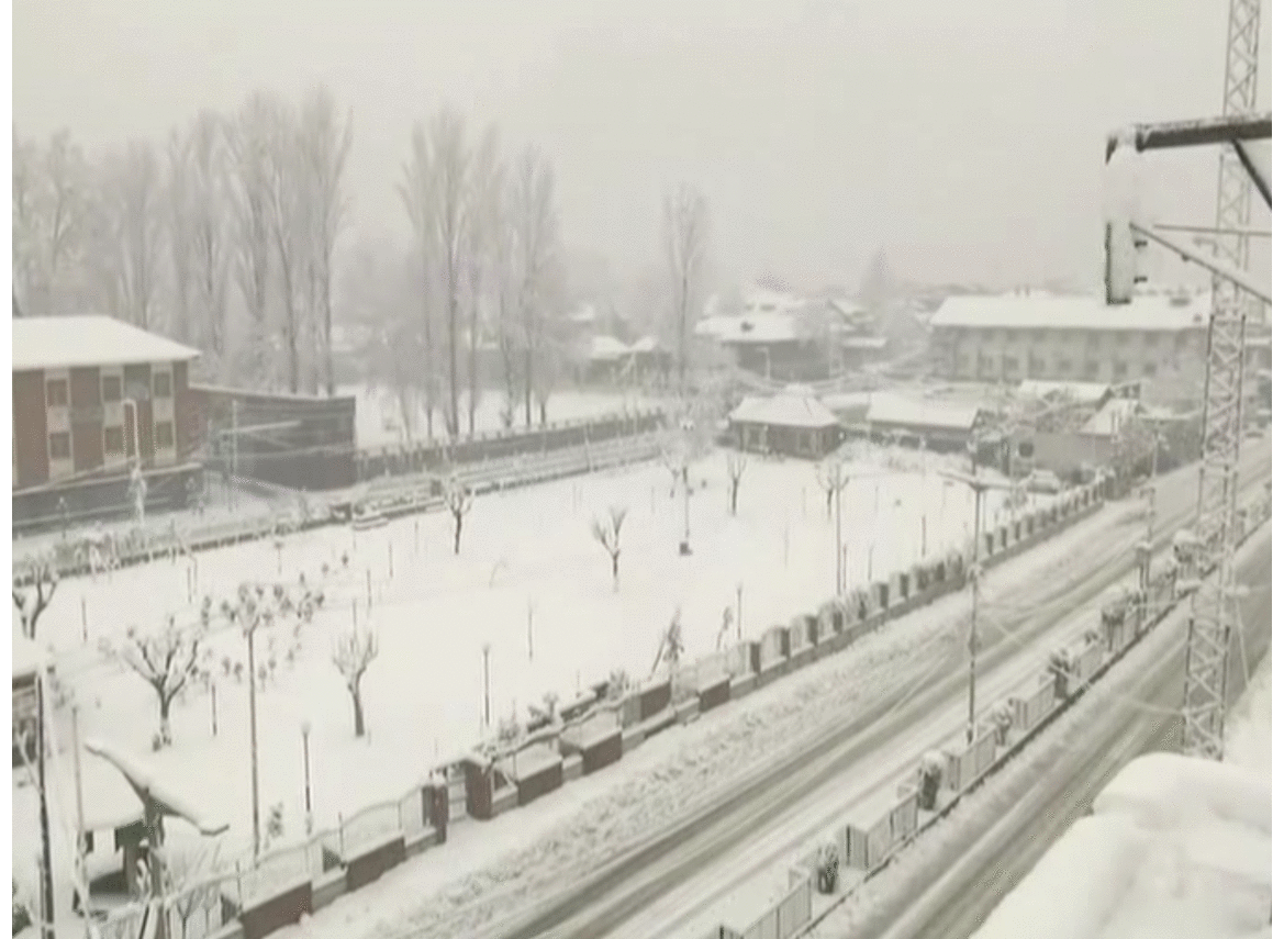 જમ્મુ-કાશ્મીરના શ્રીનગરમાં ભારે હિમવર્ષા , છેલ્લાં 11 વર્ષનો રેકોર્ડ તૂટયો