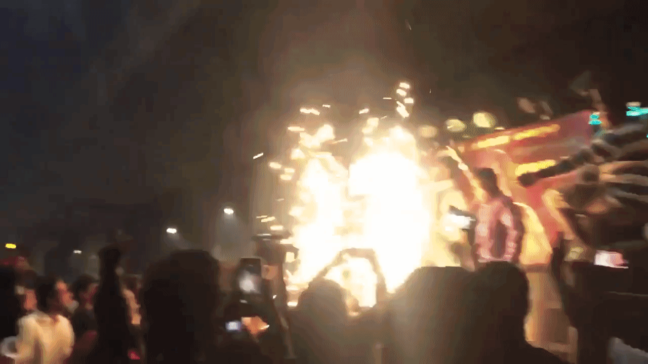 કોઈ હીરોના આવા ફૅન્સ જોયા નહીં હોય, કોઈ ઢોલ વગાડે છે, કોઈ રસ્તા પર નાચે છે, ક્યાંક રેલીઓ નિકળી રહી છે, તો ક્યાંક આતશબાજીઓ થઈ રહી છે : આપ પણ જુઓ VIDEOS