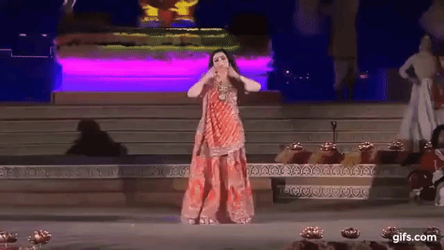 નીતા અંબાણીનો આ આકર્ષક-લોભામણો ‘આરતી લહેંગો’ કેવી રીતે તૈયાર થયો ? જાણવા માંગો છો ? તો જુઓ VIDEO